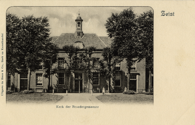 16022 Gezicht op de voorgevel van de kerk van de Evangelische Broedergemeente (Zusterplein 12) te Zeist uit het zuidoosten.